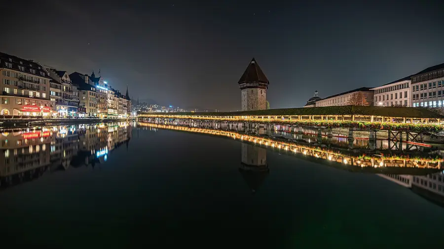 Puente de la Capilla de Lucerna iluminado de noche